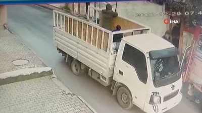 Başakşehir ‘de kamyonetle gelen hırsızlar bahçedeki malzemeleri çalarak kaçtı. Olay anı güvenlik kamerasına yansıdı.