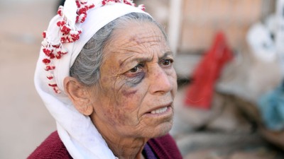 Adana'da insanlık bitmiş dedirten görüntüler! 72 yaşındaki kadını tekme tokat dövüp paralarını aldılar