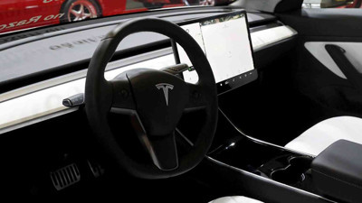 Tesla 15 dakika boyunca 110 kilometre hızla polisten kaçtı