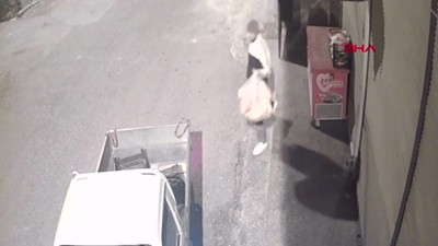 Bakkalın önünden ekmek hırsızlığı kamerada