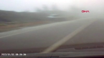 Bartın'da otomobilin buzlanan yolda kaza yaptığı anlar kamerada