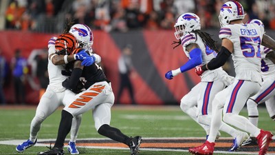 NFL yıldızı Damar Hamlin'in maçta kalbi durdu! Durumu kritik