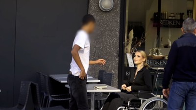 Sosyal Medyadan Flört Ettikleri Kadının İlk Buluşmada Engelli Olduğunu Gören Erkeklerin Tepkileri