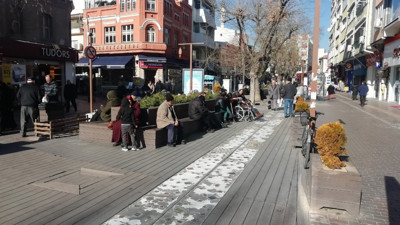Yaz aylarını aratmayan havanın tadını çıkarmak isteyen Eskişehir halkı sokaklara döküldü