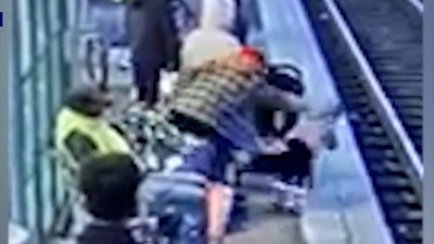 3 Yaşındaki Çocuğu Durduk Yere Tren Raylarına İten Kadının Dehşete Düşüren Görüntüleri