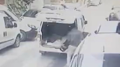 Bağcılar'da çalıştıkları yerden kumaş çalarken o anlar kameraya yansıdı