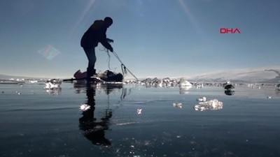 Çıldır Gölü'nde Eskimo usulü balık avı için ağlar suya bırakıldı