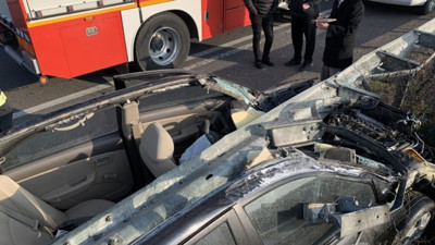 Mucize kurtuluş! Bariyerlere ok gibi saplanan araçtan sağ çıktı