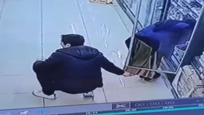 İstanbul Kağıthane'de bir markette kadınların etek altından fotoğraflarını çeken sapık Komiser Serdar Erdoğan çıktı