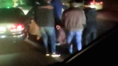 Arnavutköy'de sürücüler arasında çıkan kavgada bir kadın ezilme tehlikesi yaşadı