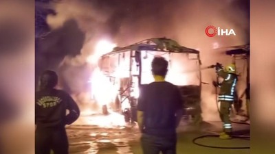 Küçükçekmece’de park halindeki 2 minibüste yangın çıktı