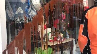 Bayrampaşa'da, platonik aşık olduğu kızın arkadaşının mağazasına havai fişekle saldırdı! Saldırı sonrasında attığı mesajla pişman olmadığını söyledi
