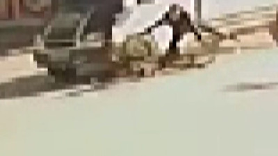 Otomobilden kaçtı, kamyona çarptı