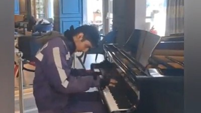 Yemek siparişi getiren kurye yeteneği ile dinleyenleri büyüledi