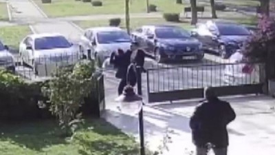 Komşusuna hayatı dar etti! 'Kızının azgınlıklarıyla uğraş' Apartman girişinde, otoparkta, asansörde... Dehşet anları kamerada!