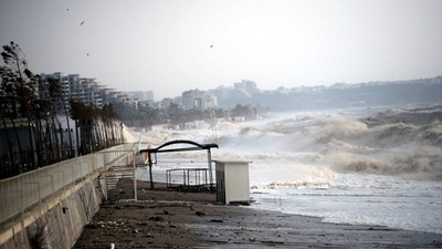 Meteoroloji'den Antalya için uyarı geldi! Kentte yaşanan fırtına ve sağanak yağış hayatı olumsuz etkiliyor