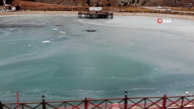 Yüzeyi buz tutan Ardıçlı Gölü'nde mest eden kış manzarası