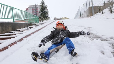 Antalya Korkuteli'nde etkisini artıran kar yağışı sebebiyle okullar tatil edildi
