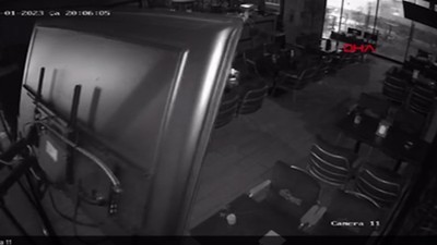 Antalya Kundu' da hortum iş yerlerine zarar verdi. O anlar kamerada