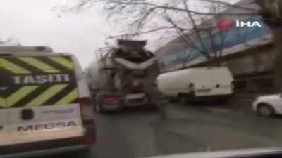 Bağcılar'da pes dedirten görüntü! Ambulansa yol vermeyen beton mikseri sürücüsü yola beton harcı döktü