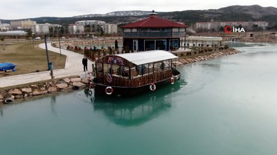 Denize kıyısı olmayan Sivas’ta teknede balık ekmek keyfi yaşanıyor