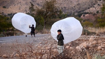 Pakistan'ın Banda Davud Şah kasabasındaki halkın poşetlerle doğalgaz taşıması dikkat çekti! Halk eğlenceli görüntülerin arkasındaki tehlikeden bahsetti