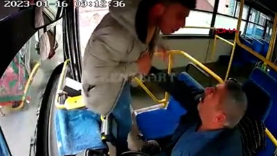 Halk otobüsü şoförünü defalarca yumrukladı; o anlar kamerada