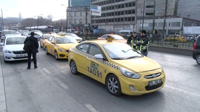 İstanbul'da aracına Arap yolcu gibi binen sivil polise turist tarifesi uyguladı! O anları kayıt altına alan polis taksi şoförüne cezai işlem uyguladı