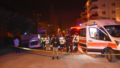 Park halindeki tıra çarpan otomobil sürücüsü olay yerinde hayatını kaybetti