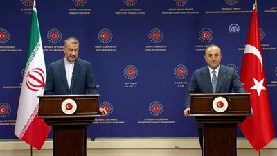 Dışişleri Bakanı Mevlüt Çavuşoğlu, PKK'lıların yaptığı eyleme tepkisiz kalan İsveç'e tepki gösterdi