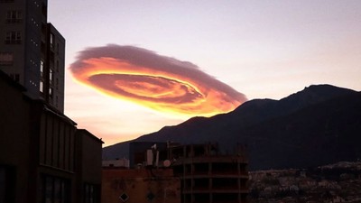 Bursa'da bu manzarayı gören telefona sarıldı! UFO görünümlü bulut pek çok ilçeden görüldü