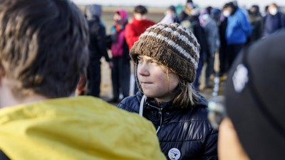Çevre aktivisti Greta Thunberg'ın gözaltına alındığı anların kurgu olduğu iddia ediliyordu! Alman polisinden açıklama geldi