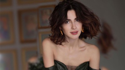 Nesrin Cavadzade transparan elbisesiyle poz verdi