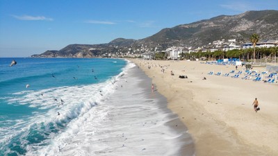 Ülke genelinde havaların soğumaması kuraklık yaratırken Alanya'da Ocak ayının güneşli havasında deniz keyfi yaşadılar