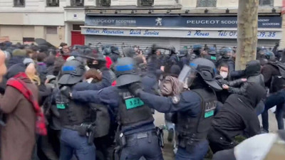 Fransa'da Cumhurbaşkanı Macron'un emeklilik yaşını yükseltmesi protesto edildi! Polisler eylem yapan halka saldırdı