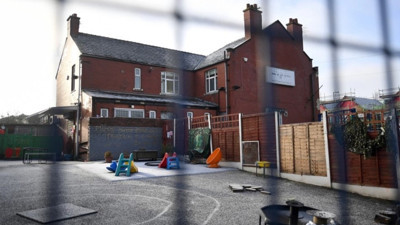 Kreşteki çocuklar birbirlerinin kakasını yedi