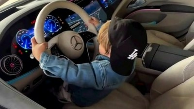 AK Parti Sakarya Milletvekili Kenan Sofuoğlu'nun 3 yaşındaki minik oğlu Zayn kullandığı milyonluk araçla gündeme geldi! İşte o görüntüler...