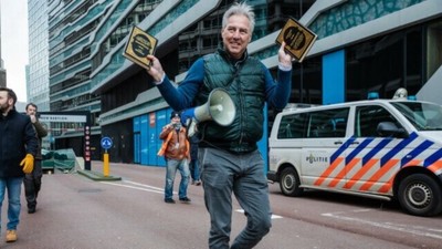 İsveç'ten sonra bir skandal da Hollanda'dan geldi! Aşırı sağcı lider Edwin Wagensveld, Kur'an-ı Kerim yırttı