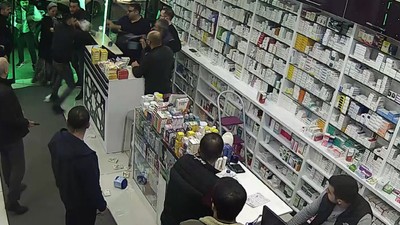 Kayseri'de bir eczanede 'sıra beklemem' diyerek eczaneyi birbirine katan vatandaş sağlıkta şiddete yeni bir boyut getirdi!