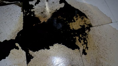 Laleli'de kiracısını çıkartmak isteyen mülk sahibi akıl sır ermeyen yöntemler denemeye başladı, dükkana sarımsaklı su ve yağ akıttı