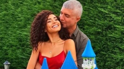 Yaklaşık 1.5 yıldır aşk yaşadığı modacı sevgilisi Samar Dadgar ile evlenen Özcan Deniz'in annesi nikah törenine katılmadı