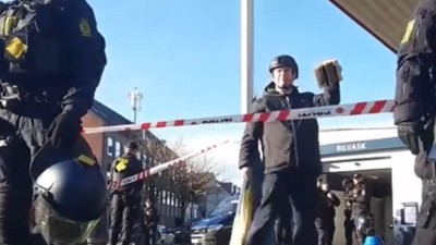 Alçak Paludan Kopenhag’da Kur'an’ı Kerim yaktı! Camiden Paludan’a karşılık geldi! VİDEO İZLE