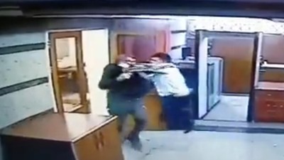 Azerbaycan'ın İran Büyükelçiliği'ne saldırıda o anlar saniye saniye kaydedildi! Belki de facia o hareketle engellendi