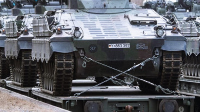 Alman yapımı Leopard-2 tankları ve 'Marder' zırhlı piyade muharebe araçları Ukrayna'ya doğru yola çıktı