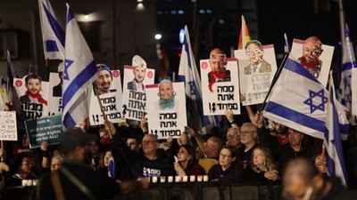 Tel Aviv'de binlerce kişi Netanyahu'ya karşı protesto düzenledi