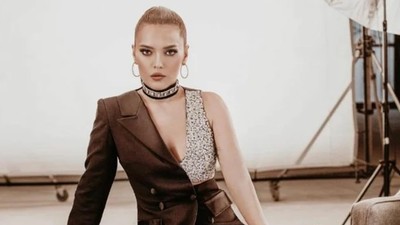 Demet Akalın'dan dekoltesiz ve uzun elbise açıklaması: Benim sahneme aileler eşleriyle geliyor k..ku izlemeye değil