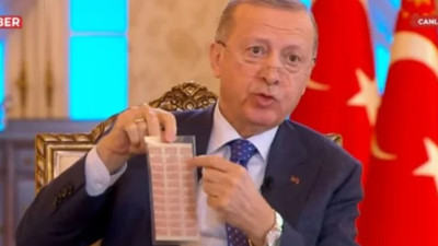 Cumhurbaşkanı Erdoğan koalisyon dönemine ait CHP'nin ekmek kartını gösterdi