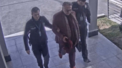 Modacı Barbaros Şansal, İstanbul'da  "devletin askeri ve emniyet teşkilatını alenen aşağılama" suçundan gözaltına alındı