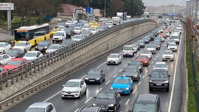 İstanbul'da etkisini arttıran yağış trafiği felç etti! Yoğunluk yüzde 72'ye ulaştı