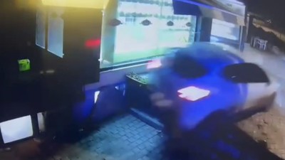 Yokuş yukarı çıkan otomobil sürücüsü uyuyakaldı! O anlar saniye saniye kameralara yansıdı... VİDEO